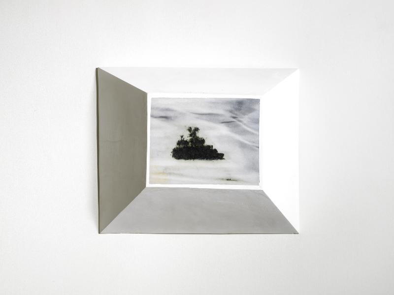 Not Vital Boat, 2011, marmo e gesso, cm 53 x 65 x 18 