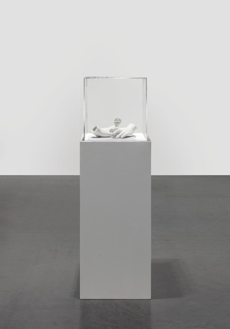 Fermare il tempo (Stopping time), 2023, plaster casts, hourglass, collage on paper, plexiglas case, white plinth collage, cm 140 x 45 x 45 overall dimensions