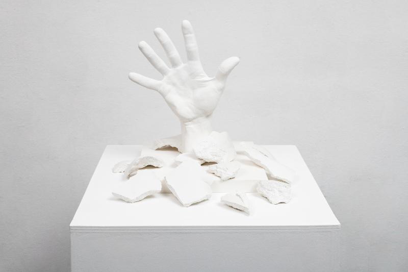 Scomposizione (Splitting-up), 2021, plaster casts and plaster fragments, plexiglas case, white plinth, plinth 100 x 45 x 45 cm, case 40 x 40 x 40 cm, overall dimensions 140 x 45 x 45 cm