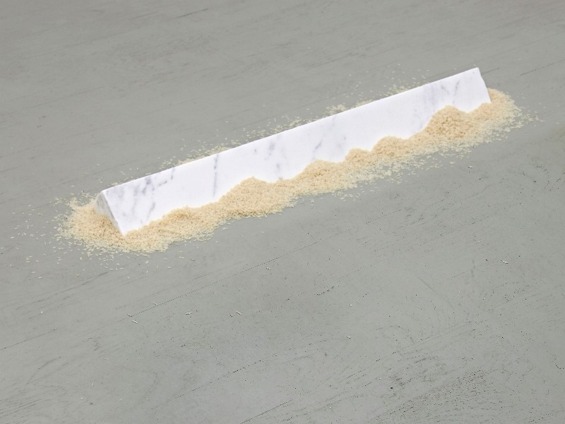 Rice House, 2010, triangolo in marmo bianco, riso, cm 8 x 15 x 100