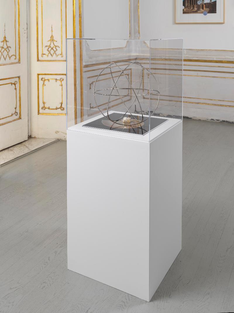 Nello stesso punto, 2021, metal sphere, shell, collage on black cardboard, plexiglass sheet, base, plexiglass case, 130.5 x 51 x 51 cm overall dimensions