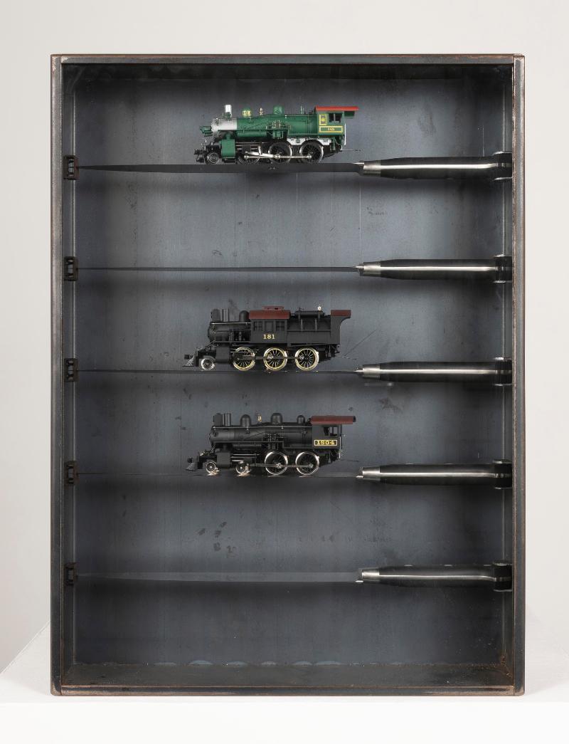 Senza Titolo, 2002, scatola in lamiera zincata, coltelli e modellini di treno, 40 x 54 x 10 cm, edizione 1 di 10