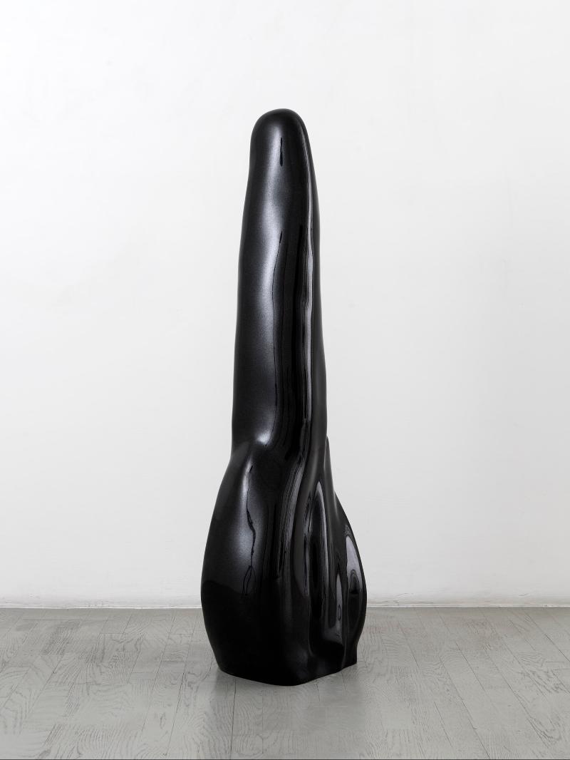 Tongue, 2018, granito nero, 130 x 30 x 36 cm
